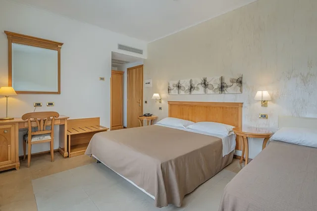 غرفة سوبيريور بسرير مزدوج بإطلالة على البحر بشرفة، Grand Hotel Moon Valley 5/10
