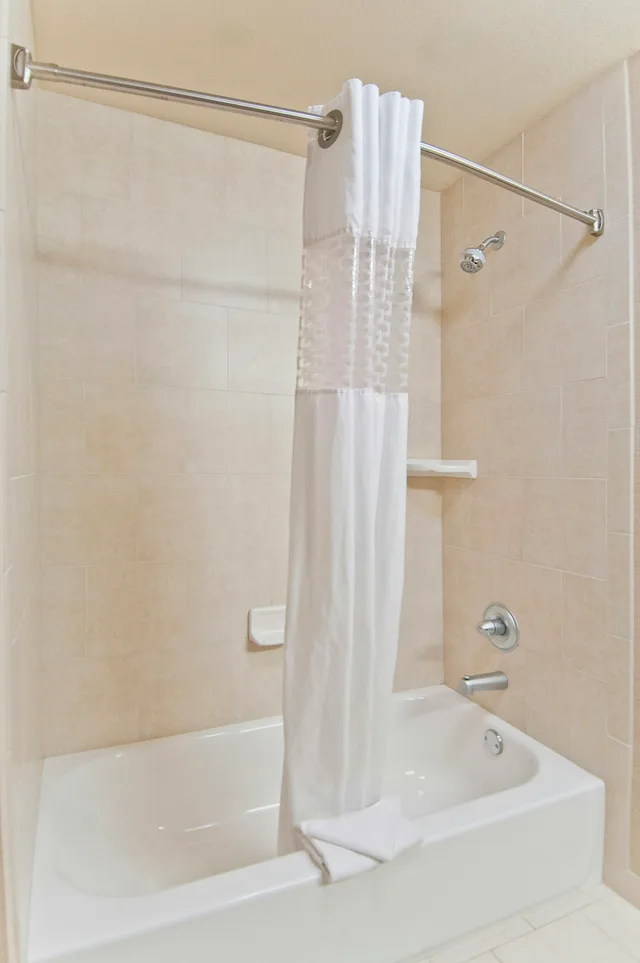 غرفة بسرير كينج بحوض استحمام، Hampton Inn Maumelle AR 2/2