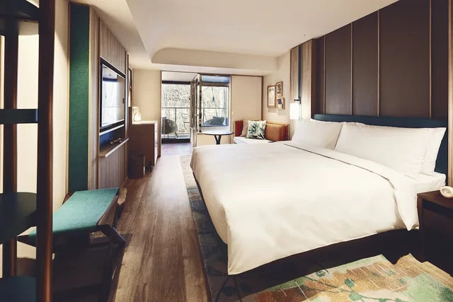 غرفة قياسية بسرير كينج بإطلالة على النهر بحوض استحمام، Hotel Indigo Karuizawa 1/6