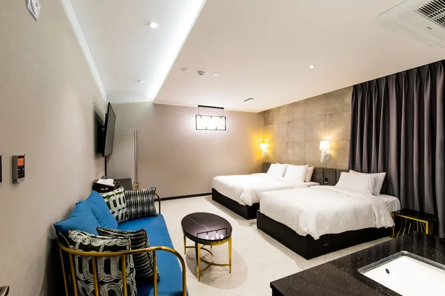 غرفة بزنس بسرير مزدوج وسرير فردي، Air Sky Hotel Busan 5/7