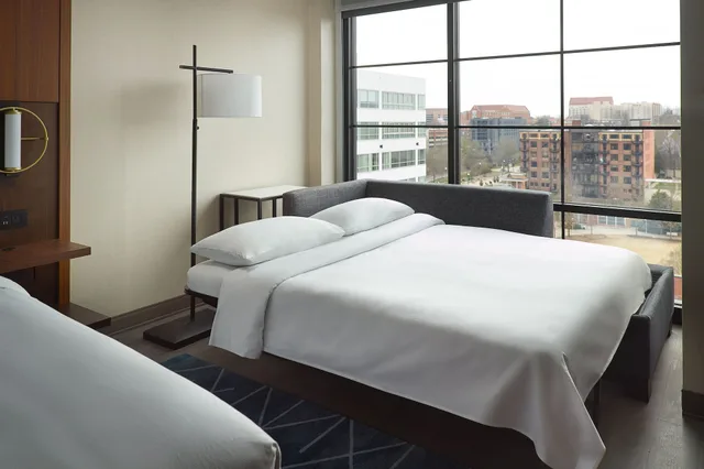 غرفة بسرير كينج مع أريكة، Marriott Knoxville Downtown 3/6