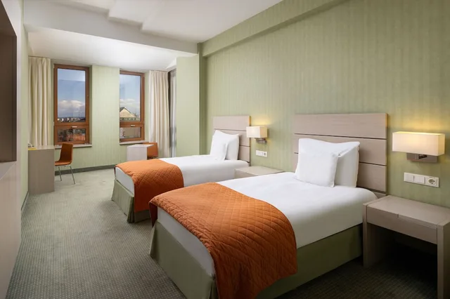 غرفة قياسية بسريرين منفصلين، Golden Tulip Ana Tower Sibiu 4/10