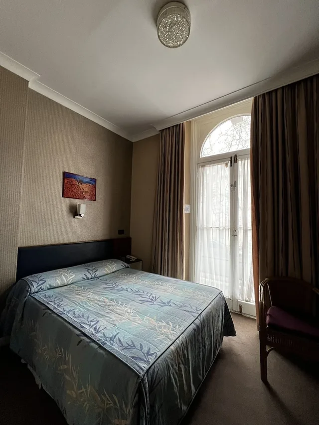 Adjoining, Family Suite, Double and Twin Beds, Shared Bathroom، Mitre House 7/10