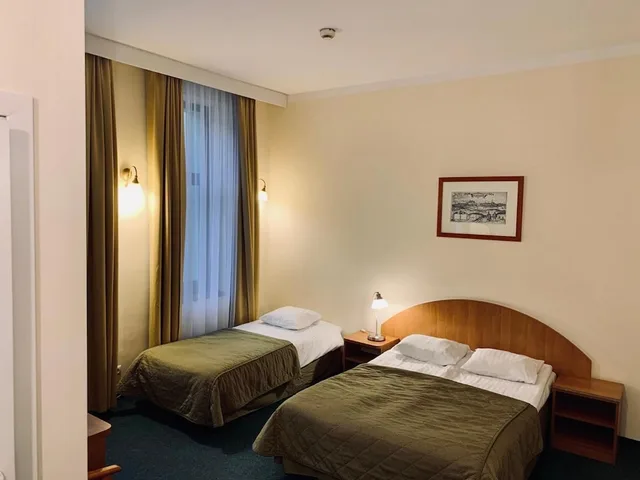 غرفة قياسية بسريرين منفصلين، Matejko Hotel 1/5