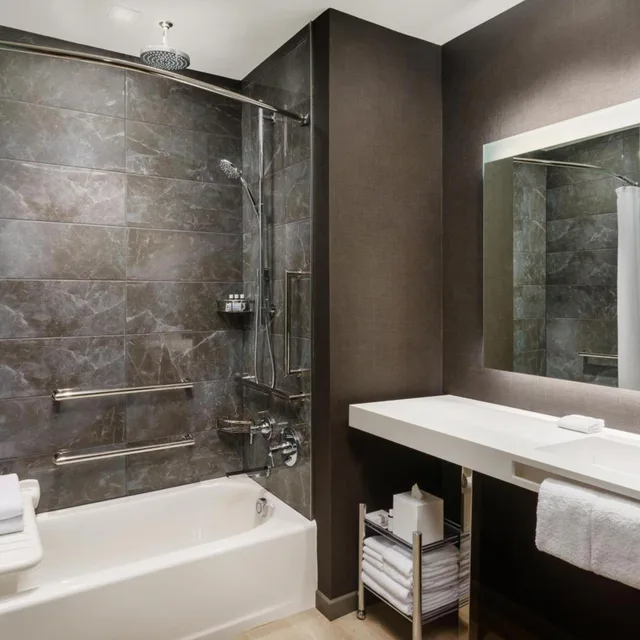غرفة بسرير كينج وسريرين كوين بحوض استحمام لذوي الإعاقة، AC Hotel by Marriott Raleigh Downtown 2/3