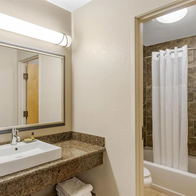 غرفة بسرير كينج بجاكوزي، Best Western Plus Riverfront Hotel And Suites 5/7