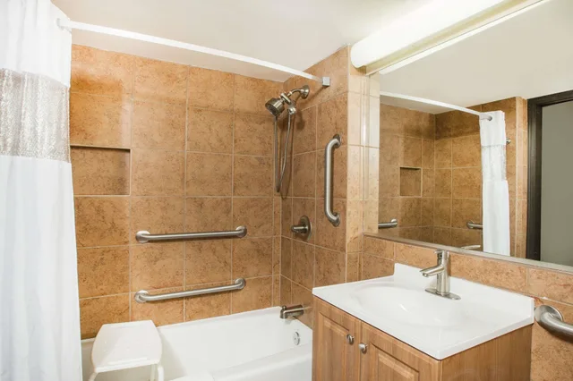 غرفة بسرير كوين لذوي الإعاقة، Ramada by Wyndham Des Moines Tropics Resort & Conference Ctr 3/3