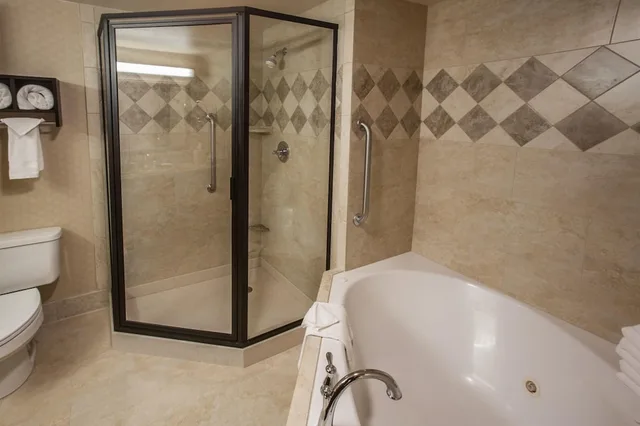 جناح بسرير كينج بحوض جاكوزي، Hampton Inn Suites Stillwater 3/3