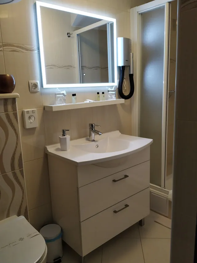 غرفة قياسية بسرير كوين في الملحق، Kastel 1700 Boutique Hotel 8/8