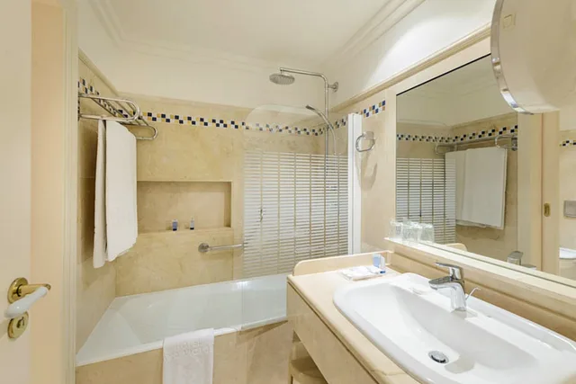 Room, Double or Twin Bed, Lateral Side Sea View، Playa Victoria 4/4