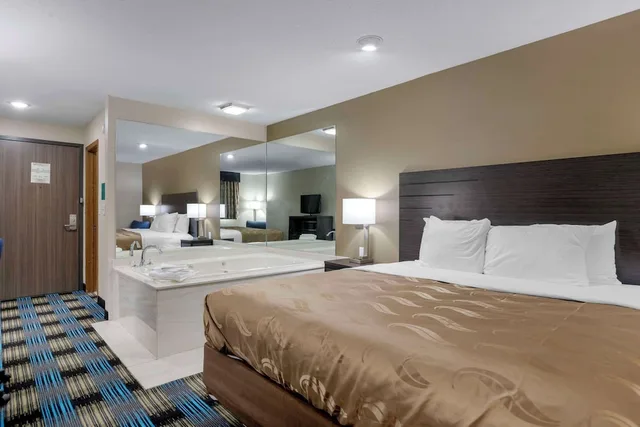 غرفة قياسية بسرير كينج بحوض جاكوزي، Rodeway Inn Grandville - Grand Rapids 8/10