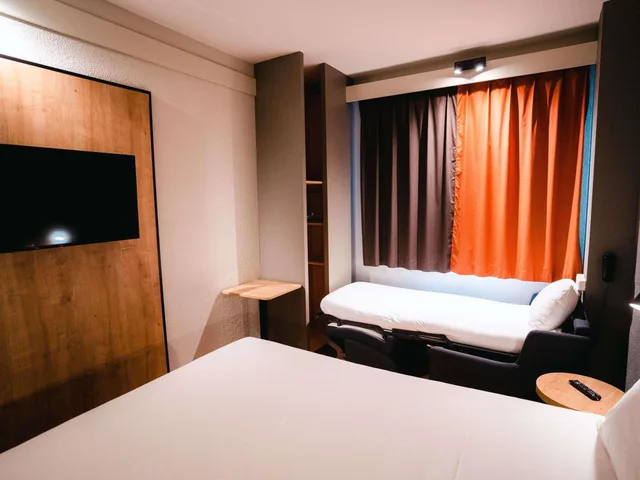 Room, Double Bed, with Child Extra Bed, Sofa، Ibis Valladolid 6/10