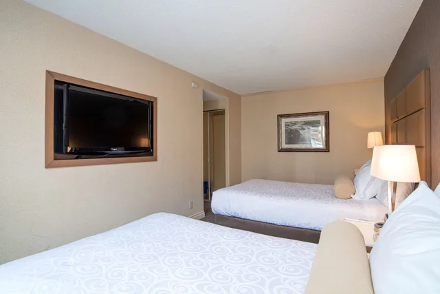 جناح بسريرين منفصلين مع أريكة لذوي الإعاقة، Best Western Premier Chateau Granville Hotel and Suites and Conf. Centre 1/5