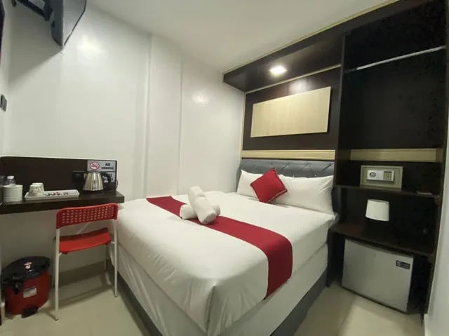 Standard, Queen Bed, Red Velvet Inn Hotel 2/9