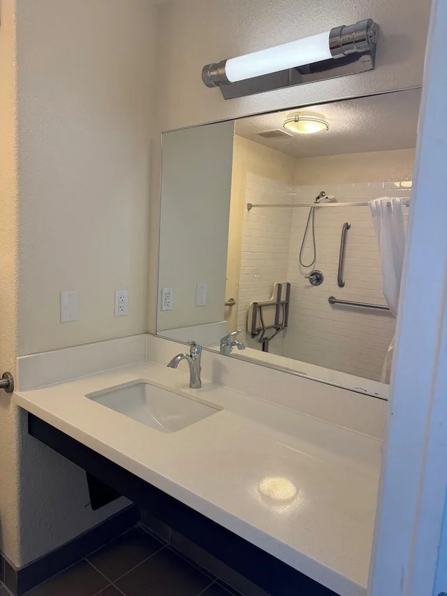 جناح بسرير كينج لذوي الإعاقة، Candlewood Suites COTULLA 4/4