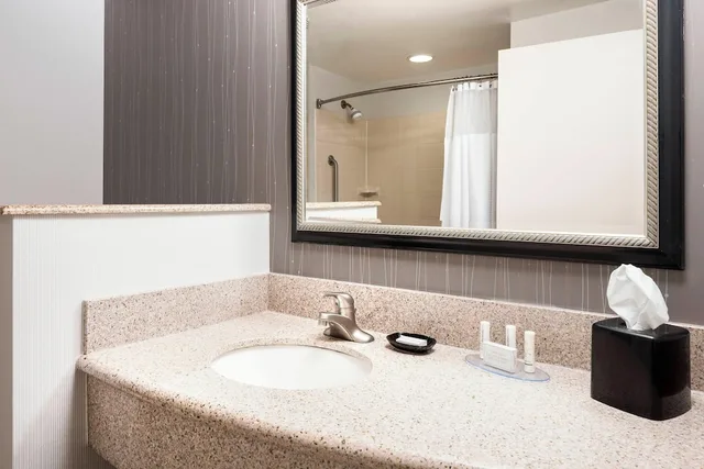 غرفة بسريرين كوين بشرفة، Courtyard By Marriott Columbia Missouri 3/4