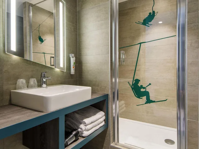 جناح عائلي قياسي بسرير كوين مع أريكة، ibis Styles Sallanches Pays du Mont Blanc 7/7
