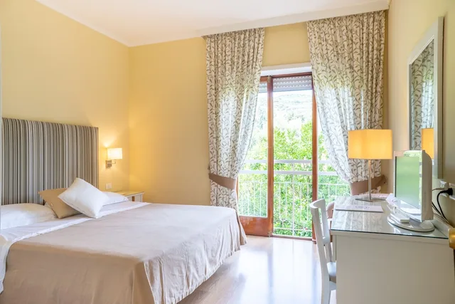غرفة بسرير مزدوج أو سريرين منفصلين بإطلالة على الحديقة، Hotel Regina Sorrento 3/10