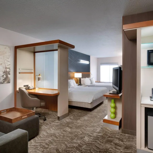 جناح بسريرين كوين مع سرير سحّاب إضافي مع أريكة بحوض استحمام لذوي الإعاقة، Springhill Suites Provo 2/7