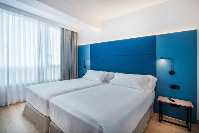 غرفة عائلية بسريرين مزدوجين بإطلالة على النهر، Hotel Occidental Vigo 1/1