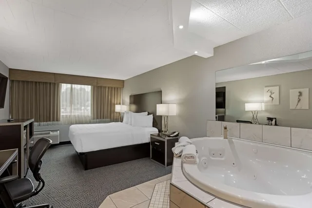 غرفة قياسية بسرير كينج بحوض جاكوزي، Best Western Plus Reading Inn & Suites 7/7