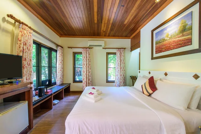 غرفة ديلوكس بسريرين منفصلين بإطلالة على المسبح، Baan Grood Arcadia Resort and Spa 6/6