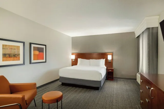 جناح بسرير كينج بشرفة بغرفة نوم واحدة مع أريكة، Courtyard Marriott Greenville 1/6