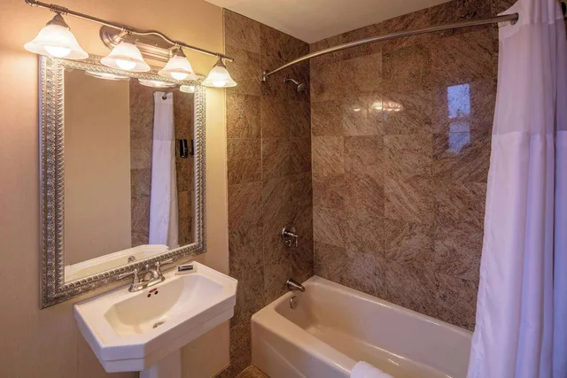 غرفة بسرير كوين، Collegian Hotel and Suites, Trademark Collection By Wyndham 3/5