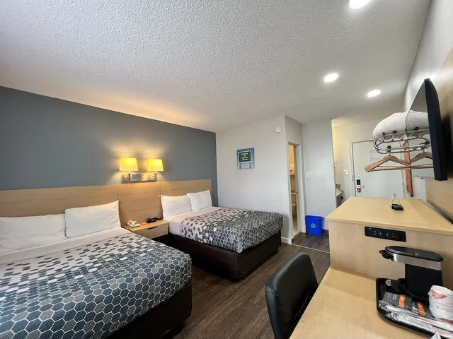 غرفة قياسية بسريرين مزدوجين يُسمح فيها بالحيوانات الأليفة، Econo Lodge Calgary Motel Village 7/10