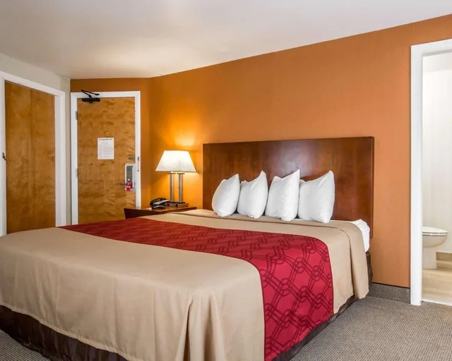 غرفة قياسية بسرير كينج، Econo Lodge Lakes Region 2/5
