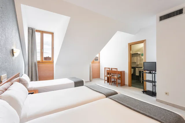 غرفة قياسية ثلاثية، Hotel Maria de Molina 3/3
