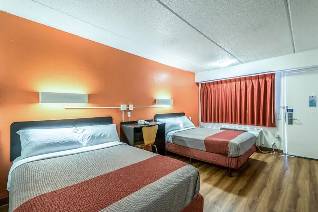 غرفة قياسية بسريرين مزدوجين، Motel6 Birmingham, AL 1/6