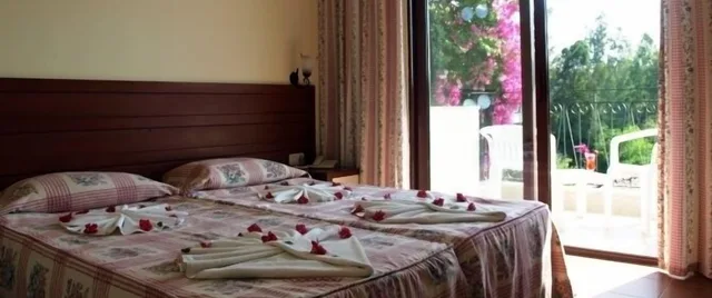 شقة بسريرين منفصلين بإطلالة على المسبح بغرفة نوم واحدة مع أريكة، Lemas Suite Hotel 10/10