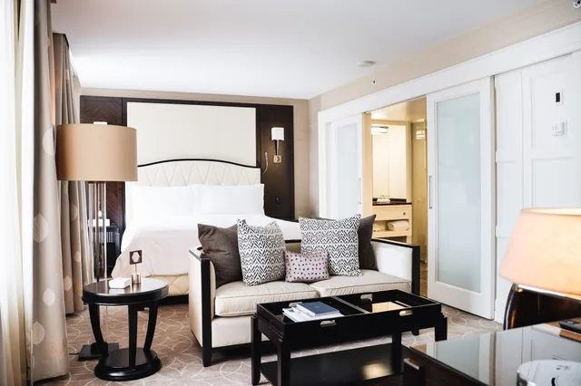Grand, Gallery, Premier, Suite, King Bed, with View، Rosewood Hotel Georgia 1/3