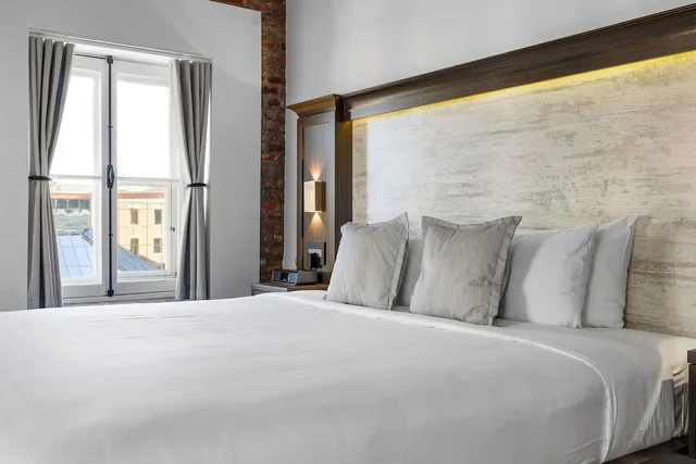 Plus, Deluxe, Murphy Bed, Queen Bed, Pet Friendly، HOTEL PORT-ROYAL 4/8