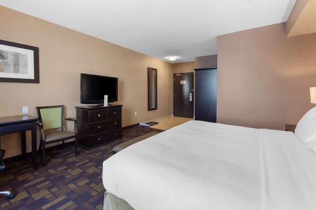 جناح بسرير كينج مع أريكة بمطبخ صغير، Best Western Plus Fox Creek 2/7
