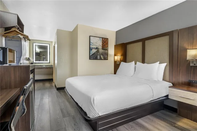 غرفة بسرير كوين بحوض استحمام لذوي الإعاقة، Best Western Salisbury Plaza 1/4