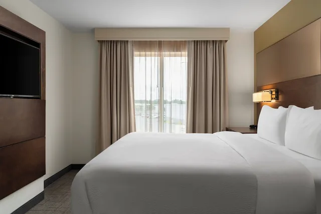 جناح استوديو بسرير كينج بغرفة نوم واحدة مع أريكة لذوي الإعاقة، Residence Inn Kingston 1/5