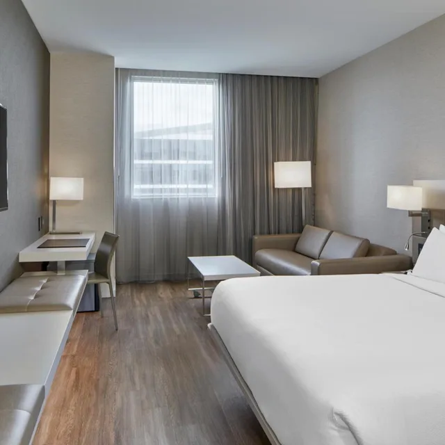 Room, King Bed, Sofa, Bathtub, Accessible, AC Hotel by Marriott Miami Aventura 2/9