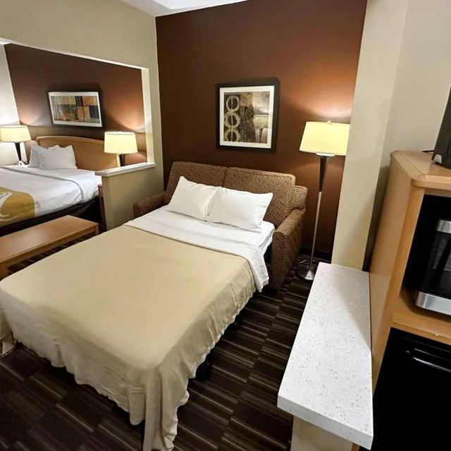جناح بسرير كينج مع أريكة لذوي الإعاقة، Quality Suites Near West Acres 3/4