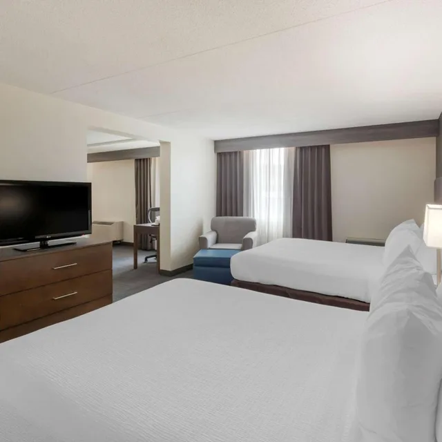 غرفة بسرير كينج وسريرين كوين، Best Western Plus Toronto Airport Hotel 2/12