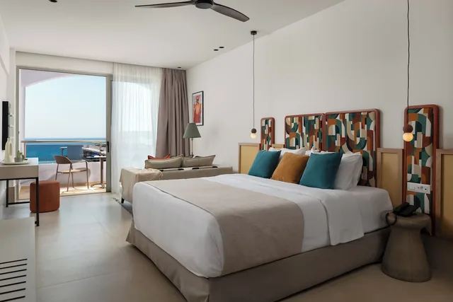 غرفة جونيور بسرير كوين بإطلالة على البحر بشرفة مع أريكة، Paralos Rodos Lifestyle Hotel 1/10