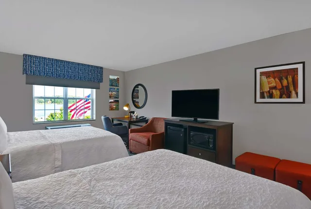 غرفة بسرير كوين بإطلالة على النهر، Hampton Inn Bath Brunswick Area Me 3/3