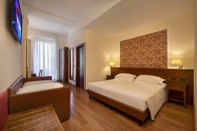 غرفة ثلاثية بسرير كوين وسرير فردي، Lancaster Hotel 4/10