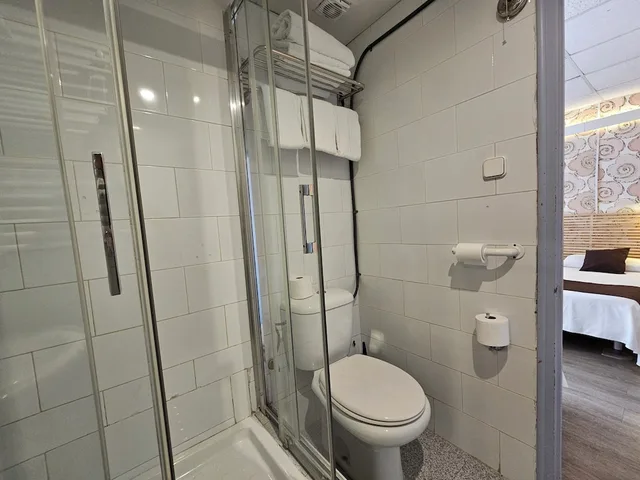 غرفة داخلية ثلاثية بثلاثة أسرّة بحمام خاص، Hotel Palermo 7/9