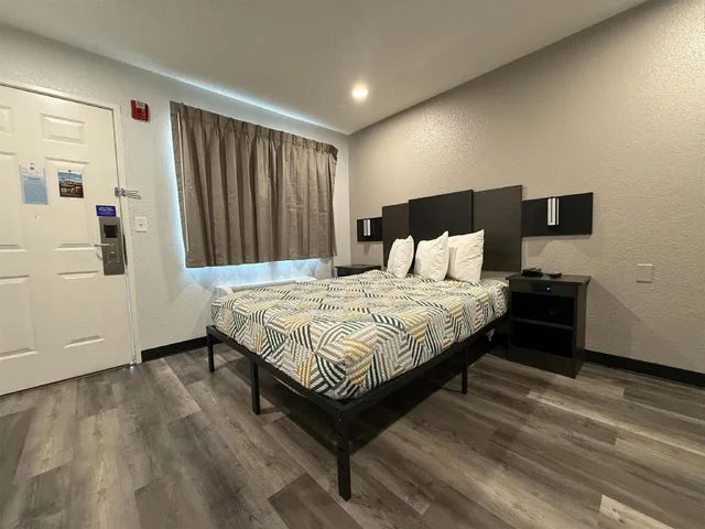 1 Queen Bed ADA/RI Shower/Nsmk/Kitchen، OYO 1000969 Studio6 Tacoma, WA - South 8/10