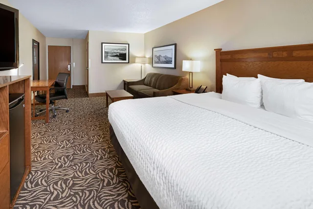 غرفة ديلوكس بسرير كينج وسرير مزدوج بإطلالة على النهر لذوي الإعاقة، La Quinta Inn Missoula Hotel 1/2