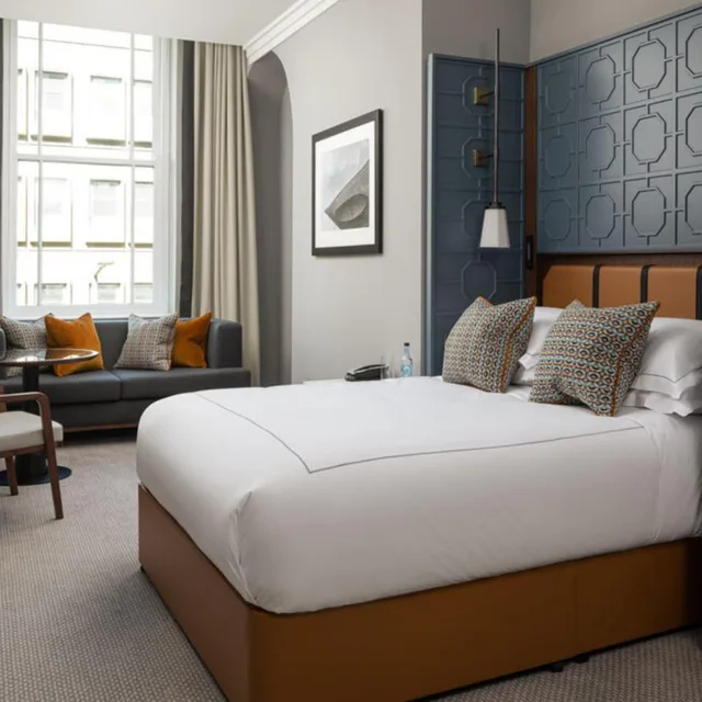 جناح سيغنتشر جونيور، The Parkgate Hotel 1/3