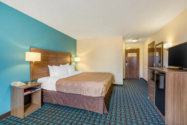 غرفة بسرير كينج مع أريكة، Quality Inn and Suites Sandusky 4/7