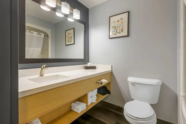 غرفة سوبيريور بسريرين كوين في طابق مرتفع، Quality Inn & Suites Oakville 3/3